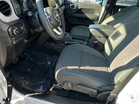 Used 2025 Jeep Wrangler Sahara 4xe image 16