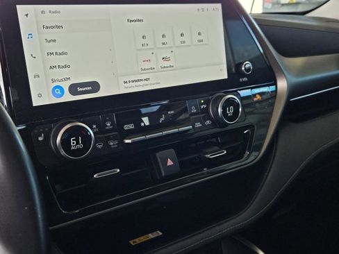Used 2023 Toyota Highlander XLE image 8