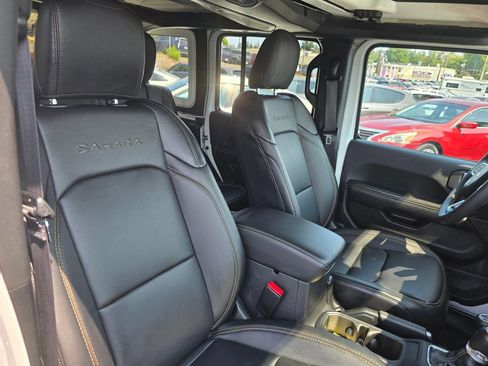 Used 2024 Jeep Wrangler Unlimited Sahara w/ Technology Group AWD/4WD image 11