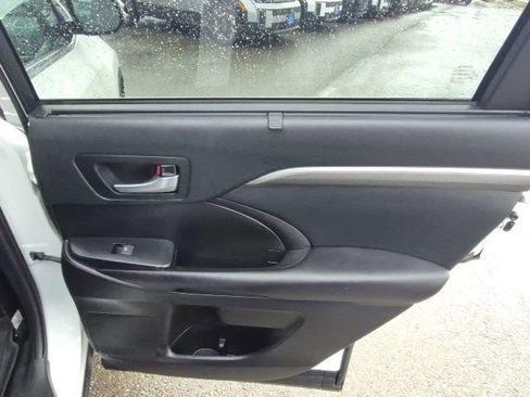 Used 2019 Toyota Highlander SE image 19