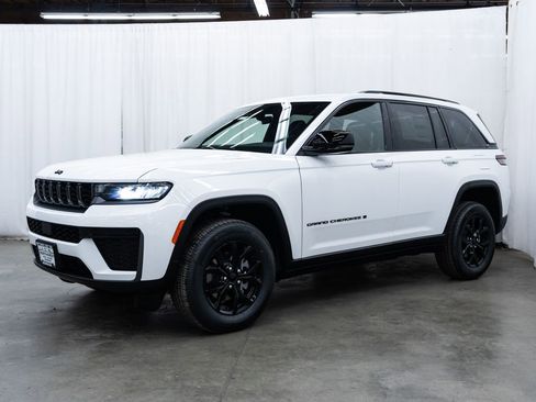 New 2026 Jeep Grand Cherokee 4WD image 3
