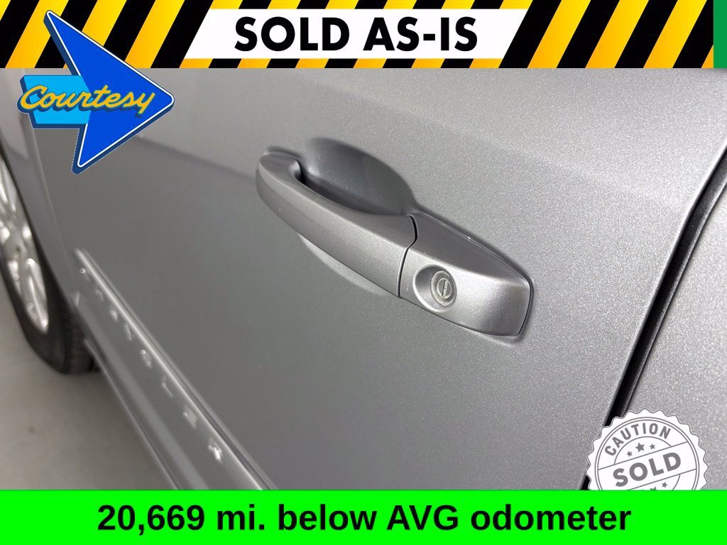 Used 2014 Chrysler Town & Country Touring FWD image 10