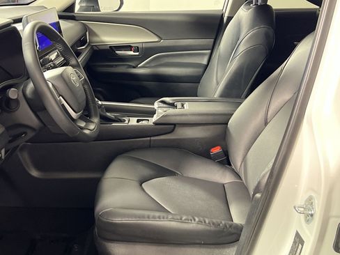 Used 2025 Toyota Grand Highlander AWD image 13