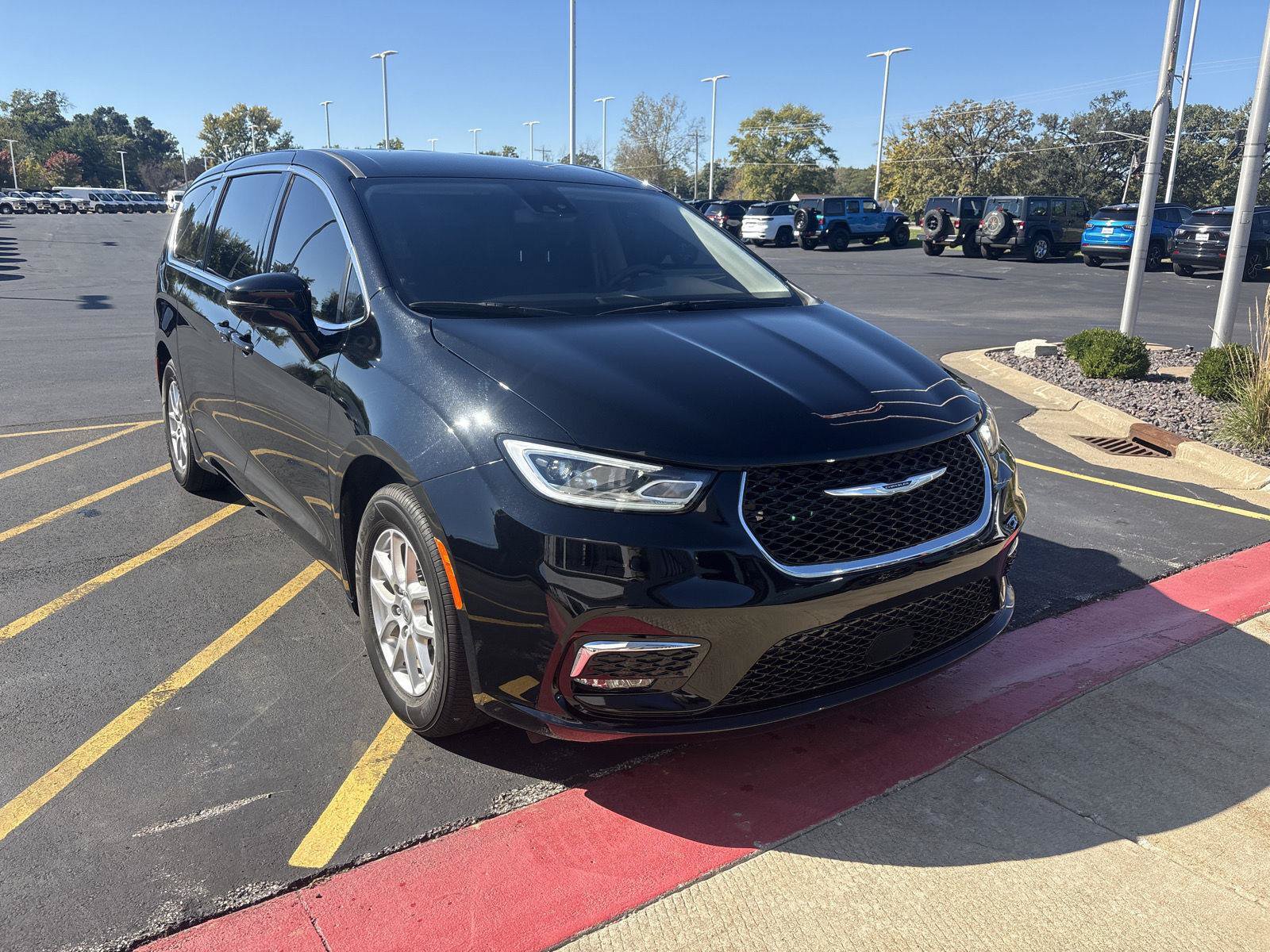 Used 2024 Chrysler Pacifica Touring-L FWD image 3