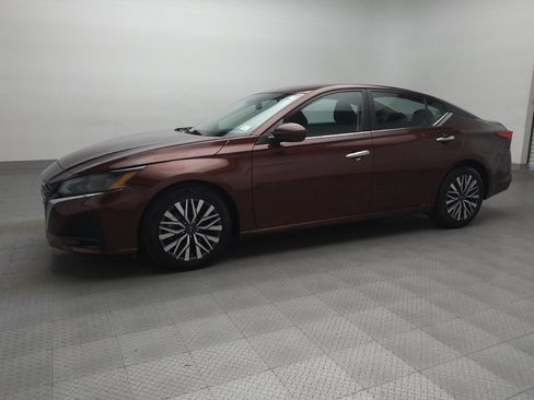 Used 2023 Nissan Altima 2.5 SV image 2
