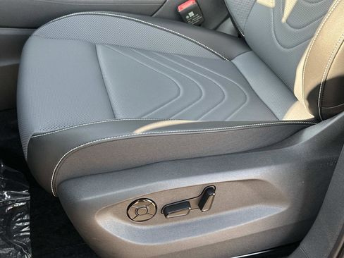 New 2025 Volkswagen Tiguan SE image 18