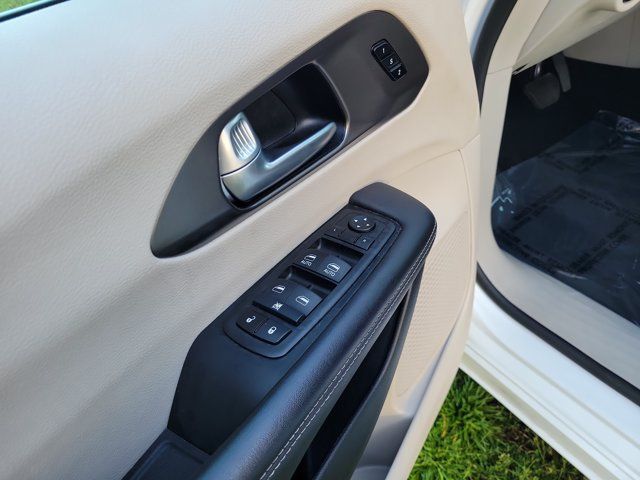 Used 2024 Chrysler Pacifica Touring-L FWD image 16