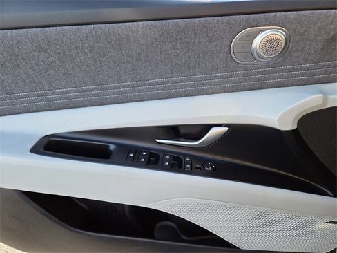 Used 2025 Hyundai Elantra Limited image 16