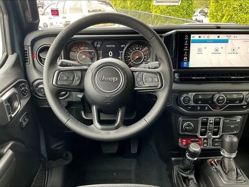 Used 2025 Jeep Wrangler Unlimited Rubicon w/ XTREMEE 35" Tire Package AWD/4WD image 17