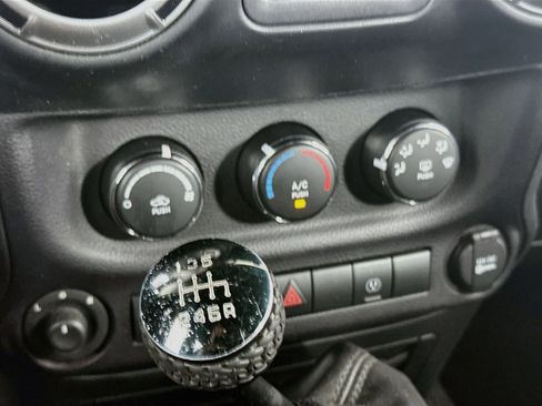 Used 2015 Jeep Wrangler Unlimited Sahara w/ Connectivity Group AWD/4WD image 21