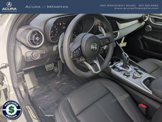 Used 2025 Alfa Romeo Giulia AWD image 12