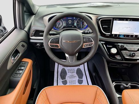New 2026 Chrysler Pacifica Pinnacle image 23