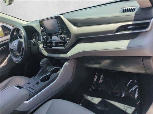 Used 2022 Toyota Highlander XLE FWD image 22