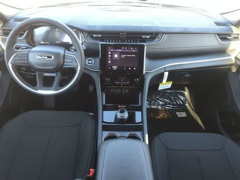 Used 2025 Jeep Grand Cherokee Laredo image 15