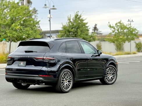 Used 2022 Porsche Cayenne Platinum Edition image 6