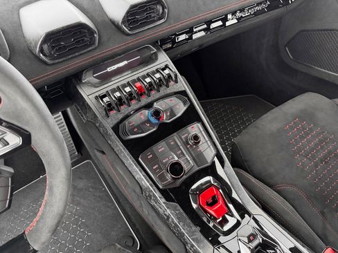 Used 2018 Lamborghini Huracan Performante image 21