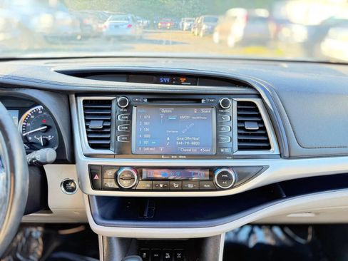 Used 2017 Toyota Highlander XLE w/ Carpet Mat Package AWD/4WD image 21