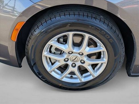 Used 2023 Chrysler Pacifica Touring-L image 22