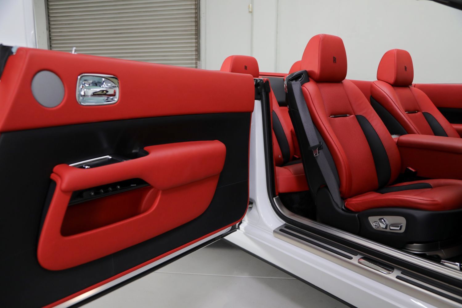 Used 2018 Rolls-Royce Dawn RWD image 2