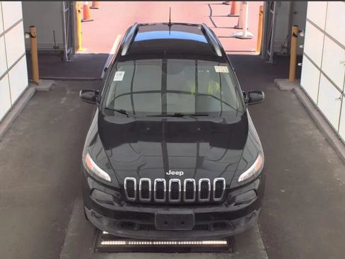 Used 2016 Jeep Cherokee Latitude FWD image 3