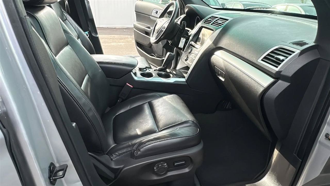 Used 2014 Ford Explorer XLT w/ Equipment Group 202A AWD/4WD image 32