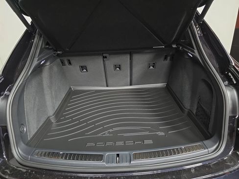 Certified 2026 Porsche Macan AWD/4WD image 25