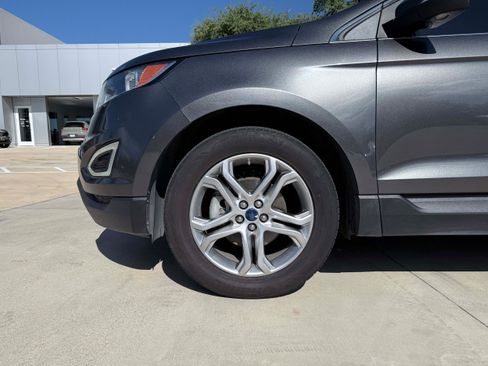Used 2017 Ford Edge Titanium w/ Technology Package FWD image 9