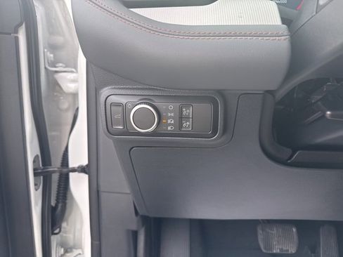 Used 2025 Ford Explorer Active image 25