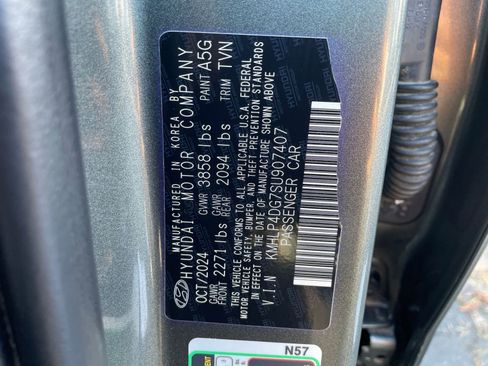 Used 2025 Hyundai Elantra Limited image 32