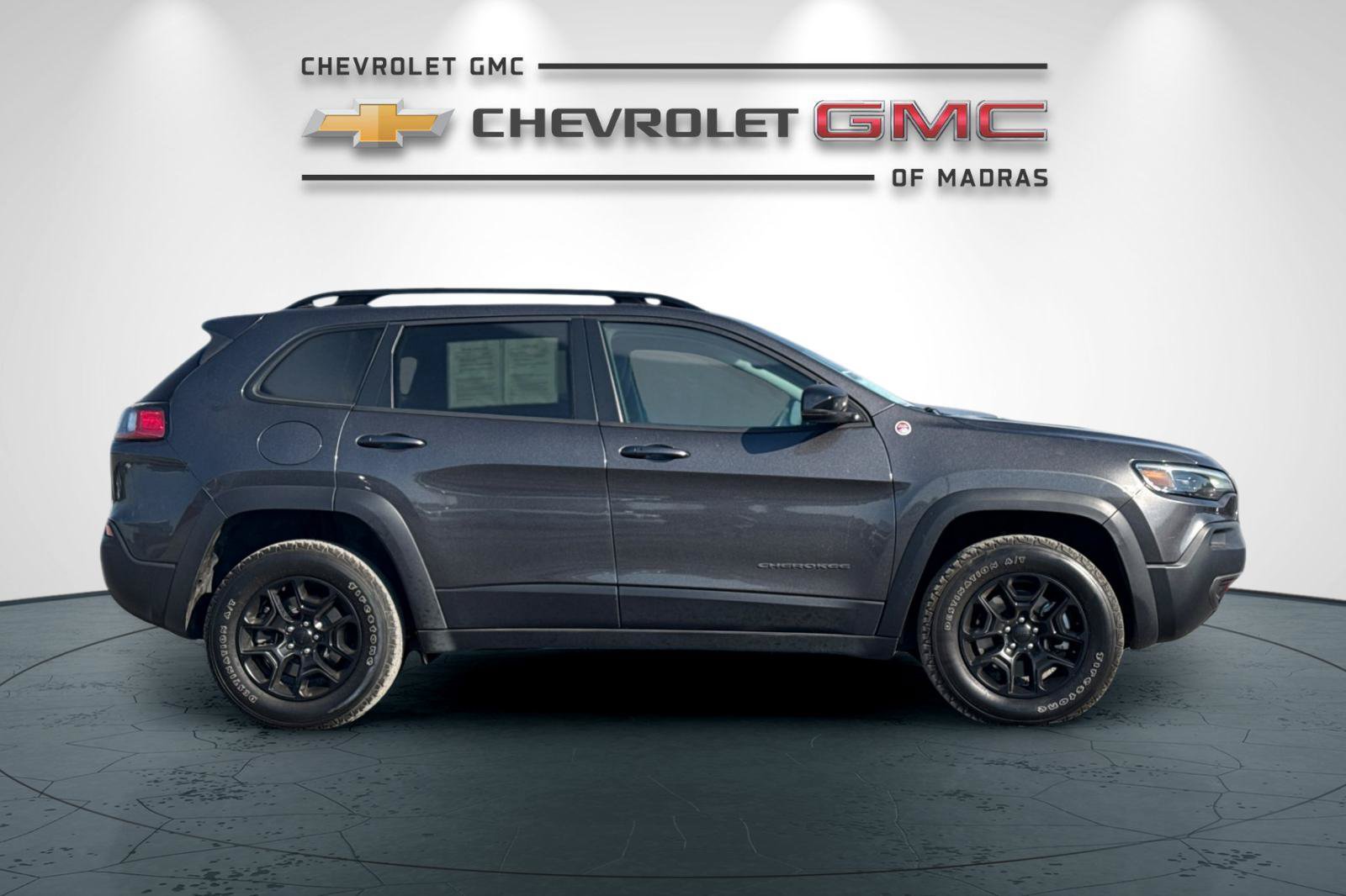 Used 2022 Jeep Cherokee Trailhawk w/ Comfort/Convenience Group AWD/4WD image 2