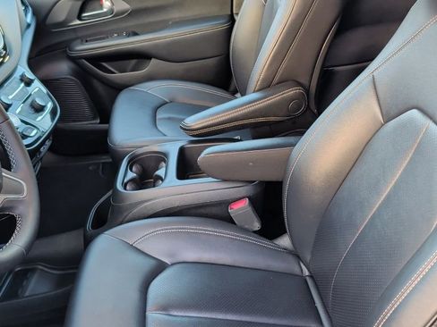 Used 2025 Chrysler Pacifica Select image 6