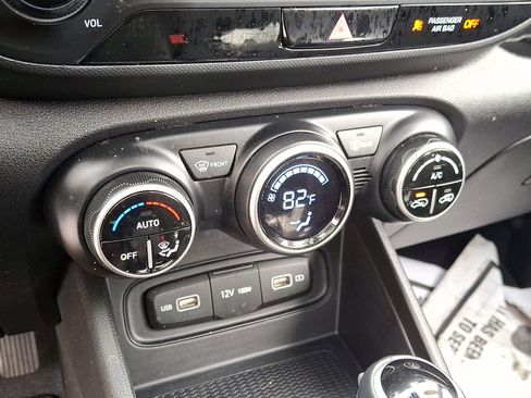 Used 2022 Hyundai Venue SEL image 16