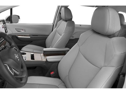 Used 2024 Toyota Sienna XLE FWD image 6
