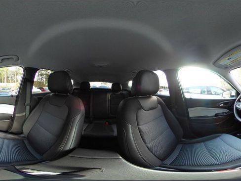 Used 2025 Chevrolet Trax LT FWD image 43