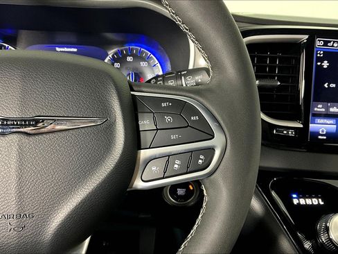 Used 2025 Chrysler Pacifica Select FWD image 11