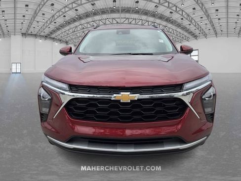 Used 2025 Chevrolet Trax LT w/ LT Convenience Package image 2