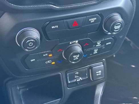 Used 2018 Jeep Renegade Altitude w/ Cold Weather Group FWD image 19
