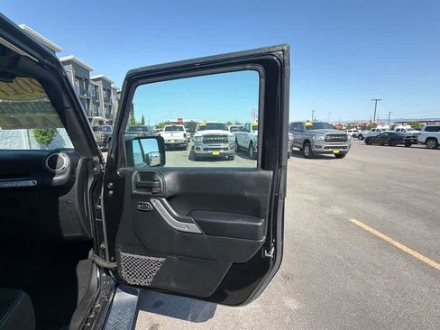 Used 2017 Jeep Wrangler Unlimited Sahara w/ Connectivity Group AWD/4WD image 28