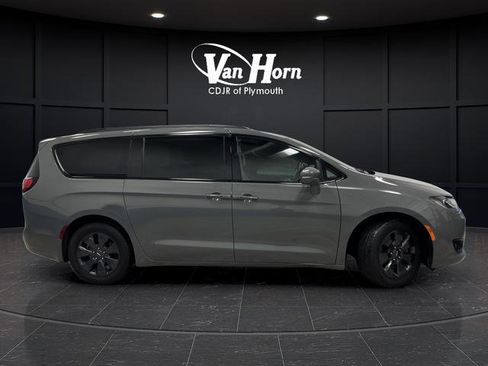 Used 2020 Chrysler Pacifica Limited w/ Advanced Safetytec Group image 2