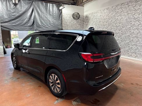 Used 2024 Chrysler Pacifica Limited FWD image 5