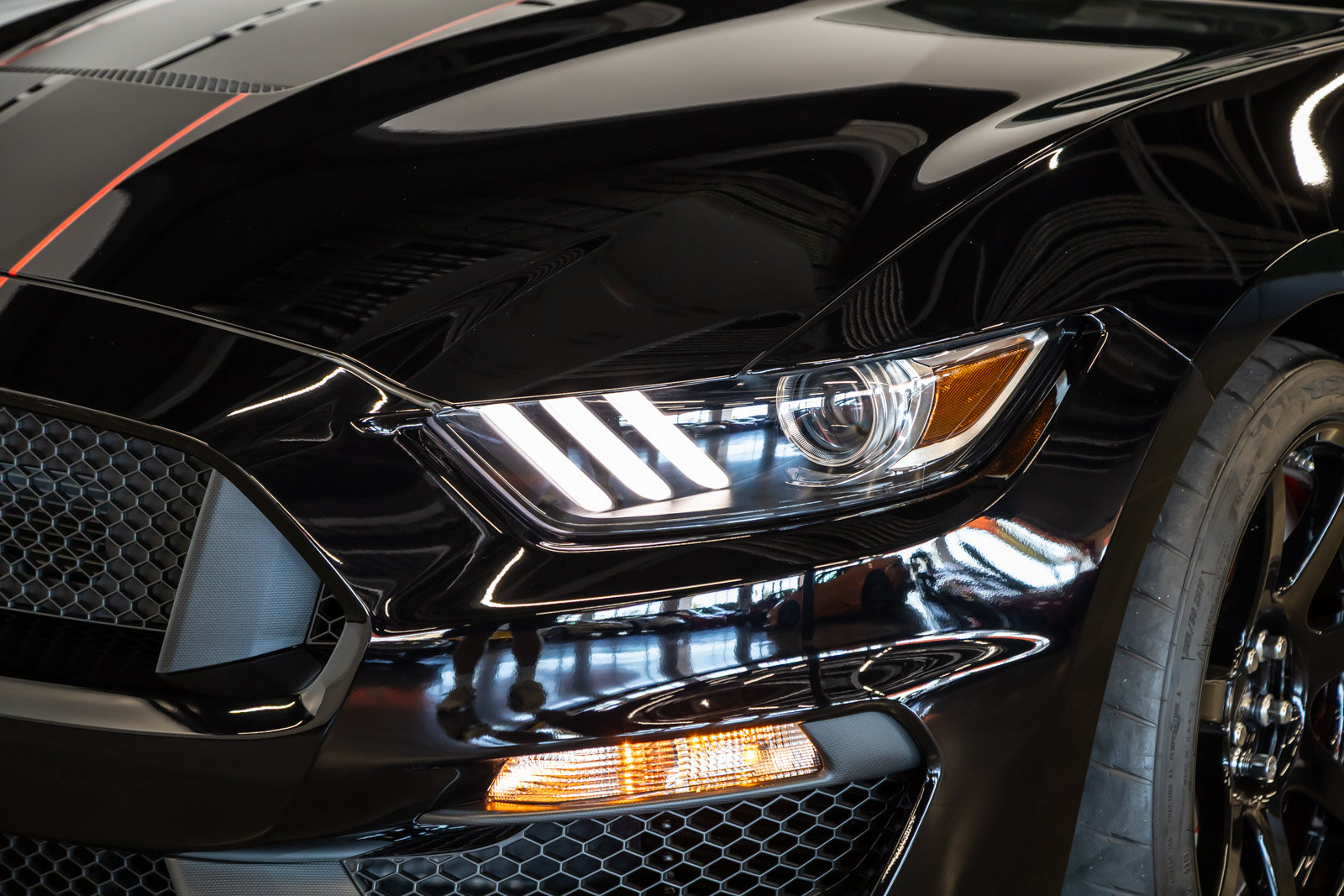 Used 2019 Ford Mustang Shelby GT350R w/ GT350R Equipment Group 920A RWD image 21