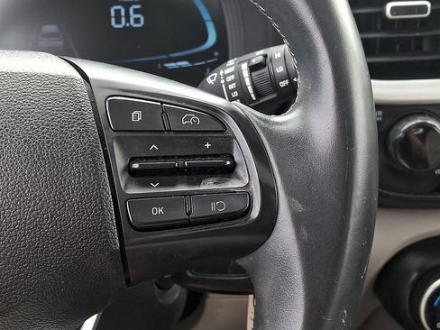 Used 2023 Hyundai Venue SEL FWD image 23