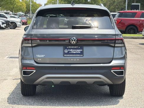 Used 2025 Volkswagen Taos SE w/ Panoramic Sunroof Package FWD image 5