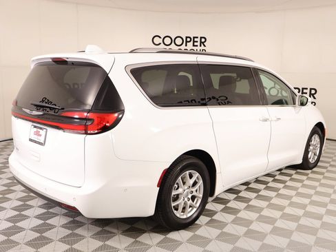 Used 2021 Chrysler Pacifica Touring-L w/ Uconnect Theater Family Group FWD image 23