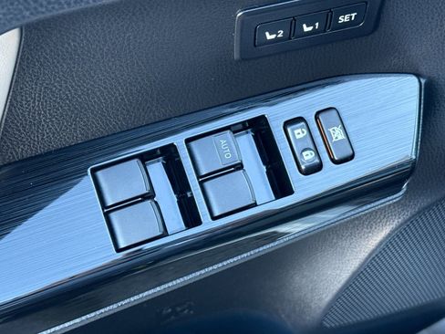 Used 2018 Toyota RAV4 Limited image 11