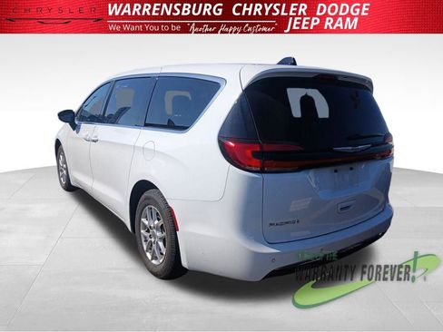 Used 2024 Chrysler Pacifica Touring-L image 5