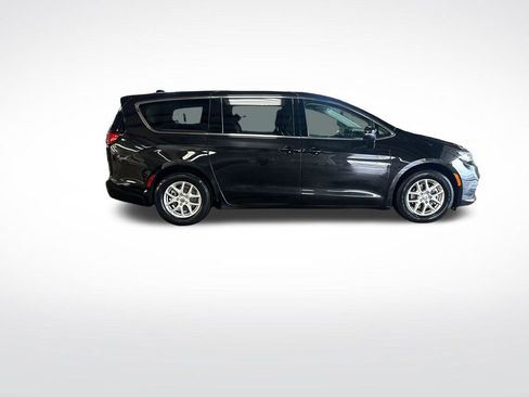 Used 2023 Chrysler Pacifica Touring-L FWD image 7