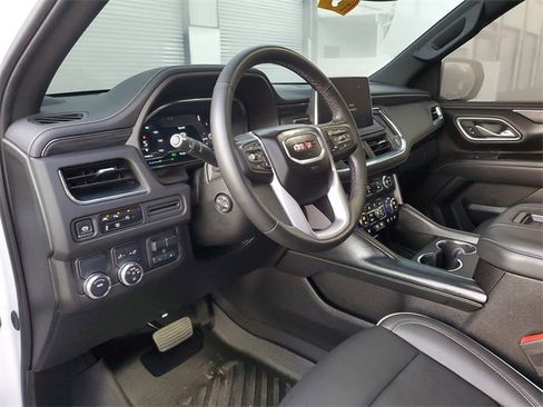 Used 2024 GMC Yukon XL SLT w/ SLT Luxury Package image 19