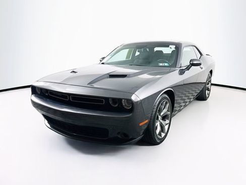 Used 2016 Dodge Challenger SXT w/ Driver Convenience Group RWD image 3