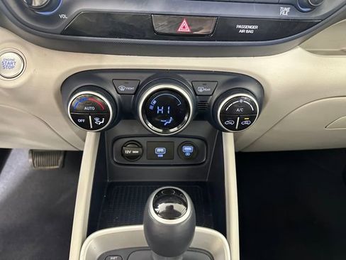 Used 2021 Hyundai Venue image 24